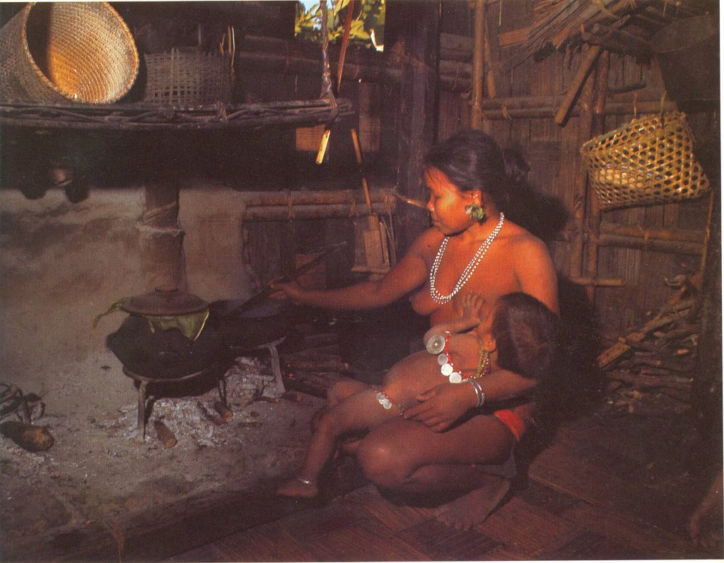 সন্তানসহ এক ম্রো নারী