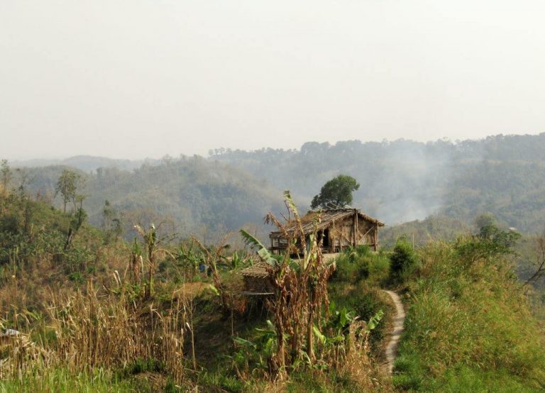 পাহাড়ের চূড়ায় বাঁশ ও ছনের তৈরি জুমঘর