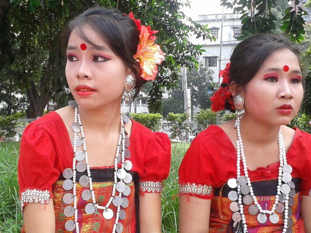 চাকমা নৃত্যশিল্পীরা
