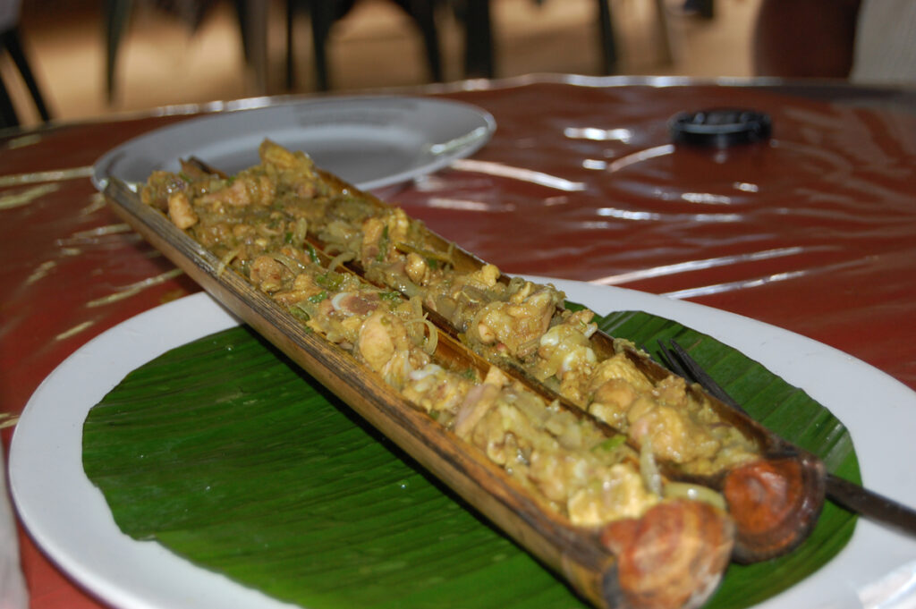 বাঁশে রান্না করা মুরগি