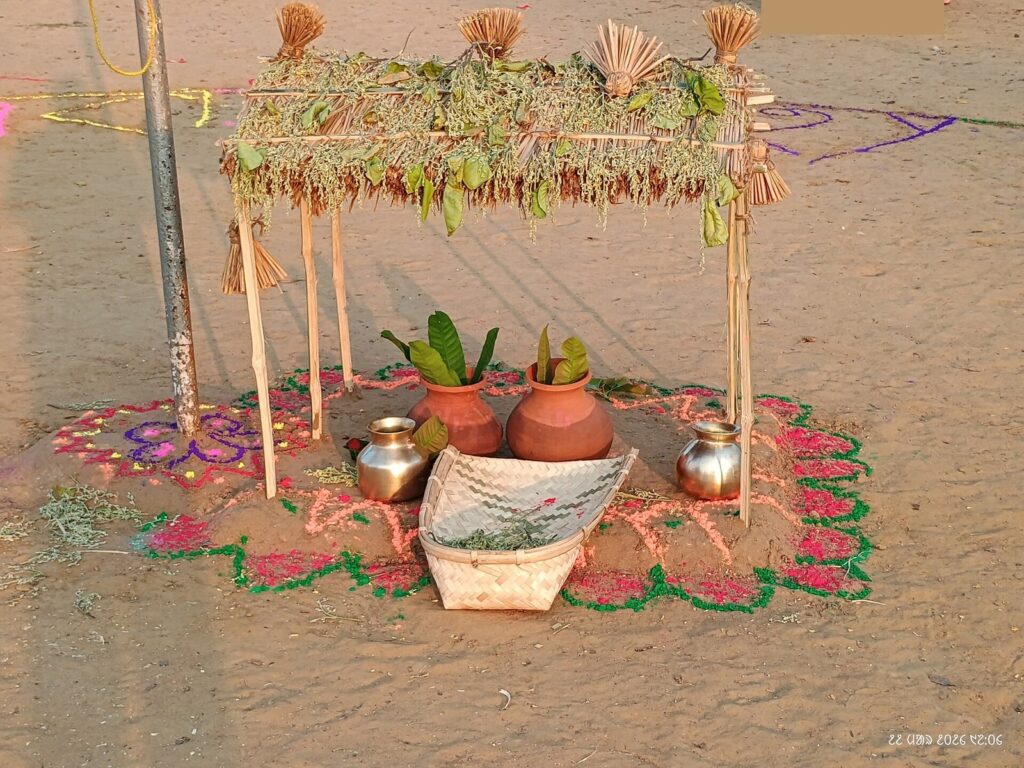 বাহা পরবের সময় একটি জাহেরথান: বাঁশের খুঁটির ওপর পাতা ও শালফুলে ছাওয়া ছোট চালা, নিচে মাটির কলসি, পিতলের ঘটি ও বাঁশের ঝুড়ি, চারপাশে রঙিন আলপনা