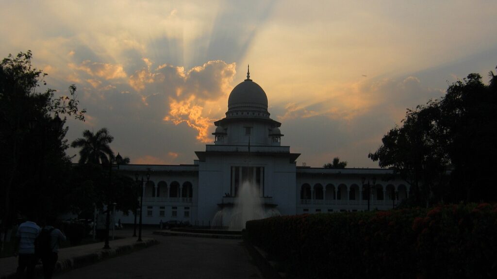 সূর্যাস্তের আলোয় ঢাকার বাংলাদেশ সুপ্রিম কোর্ট ভবন, সামনে ফোয়ারা ও বাগান